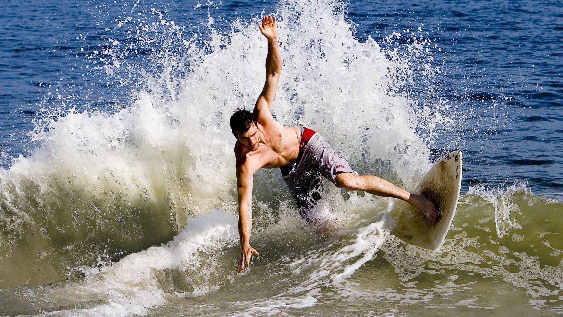 绿军铁壁锁字母,双探花闪耀终结悬念—凯尔特人强势攻克雄鹿,总决赛之路再进一步